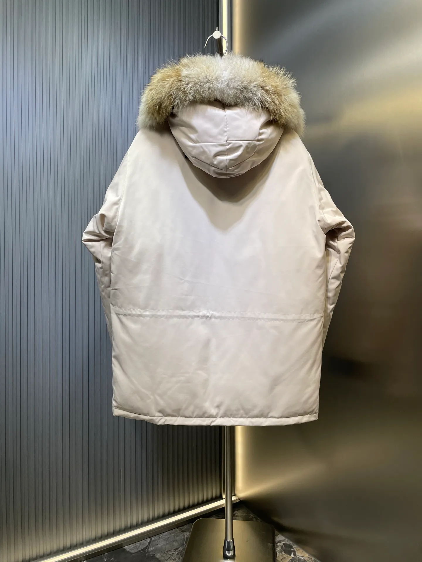 P910 special version 🌟 🇨🇦CANADA GOOES 24 new models 08 models/couple models Factory direct supply: supplying global purchasing agents, micro-business, entities, Tmall, high-end stalls and studio cooperation, free shipping! Canada Goose Expedition Parka 2008 is the same style for men and women. It is mid-length and the most timeless classic. All Arctic and Antarctic scientific expedition teams choose Canada Goose as their cold-proof equipment. It is the Rolls-Royce of down jackets. ➖ Industry-leading anti-counterfeiting chip sensing. ➖ Imported Behringer embroidery machines and customized embroidery labels, the highest level and industry leading. ➖ Imported Korean 21-count polyester-cotton blended original fabric, TC85 waterproof coated fabric, water-repellent, windproof and wear-resistant. ➖ The new national standard 80 white duck down is filled with an average of 520 grams of down. The amount of down filled is industry-leading. ➖ 100% nylon lining with double double-layer sealing design to prevent velvet running, and seamless thread design on the cuffs! ➖ Western Canadian Green Wolf Collar. ➖ Yoshida YKK provides original factory-customized electroplated sliders. YKK two-way lockable zippers are tight and smooth and do not peel off paint. ➖ 3M composite Velcro is durable and the accessories and hardware are all custom-made. Note: Our copywriting is only simple and clear. Instead of bragging about the copywriting, it is better to compare and understand with samples. Only for the purest goose, the most dedicated, the most professional, the highest quality, the highest cost performance!  Size:XS-XXL